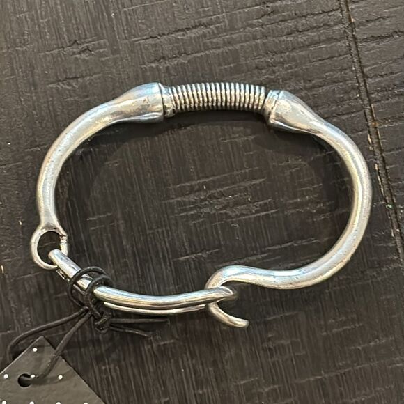 NWT UNOde50 Hooked on A Feeling Silver Plated Hook Bungee Bracelet - Picture 1 of 7